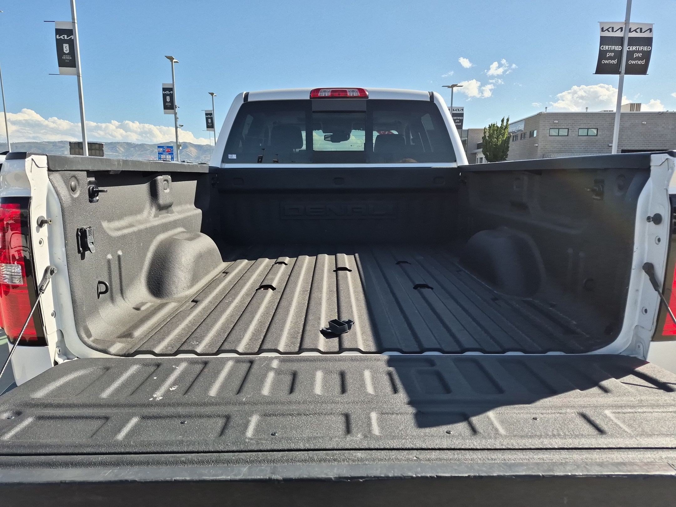 Used 2019 White Frost Tricoat GMC Denali image 29
