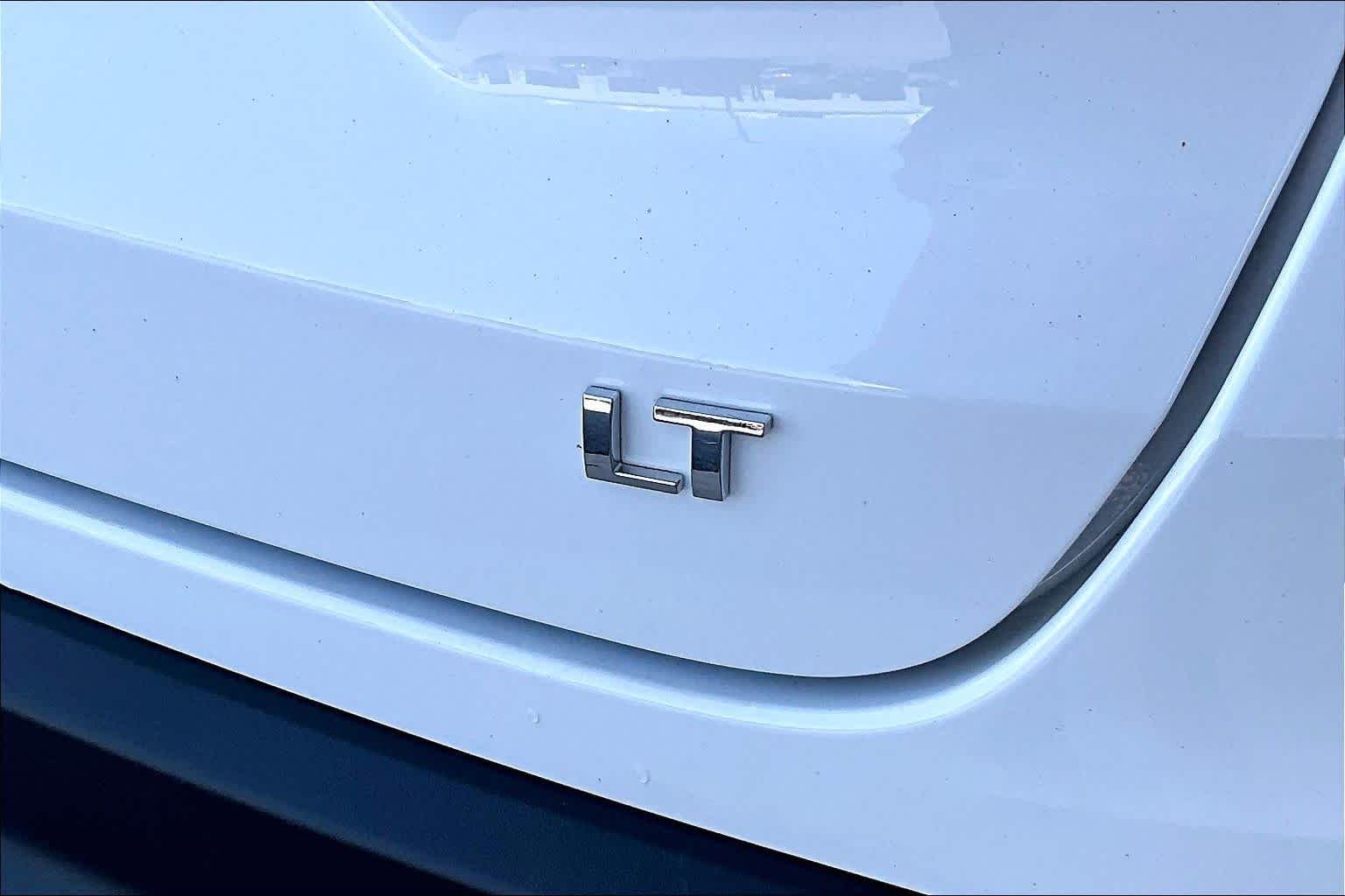 Used 2025 Summit White Chevrolet LT image 10