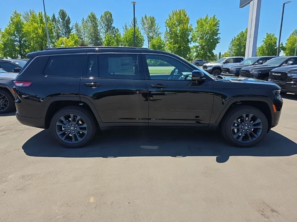 New 2026 Diamond Black Crystal Pearl-Coat Exterior Paint Jeep Limited image 6