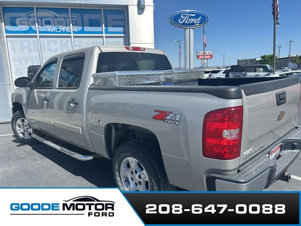 Used 2007 Silver Chevrolet LT image 2