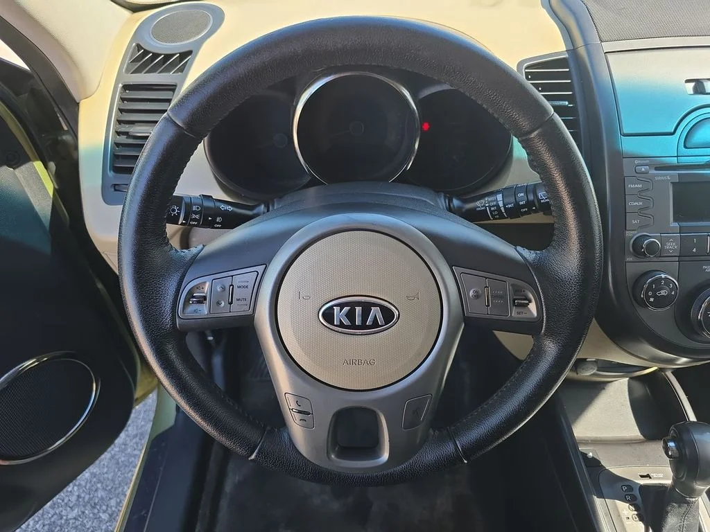 Used 2011 Green Kia Exclaim image 11