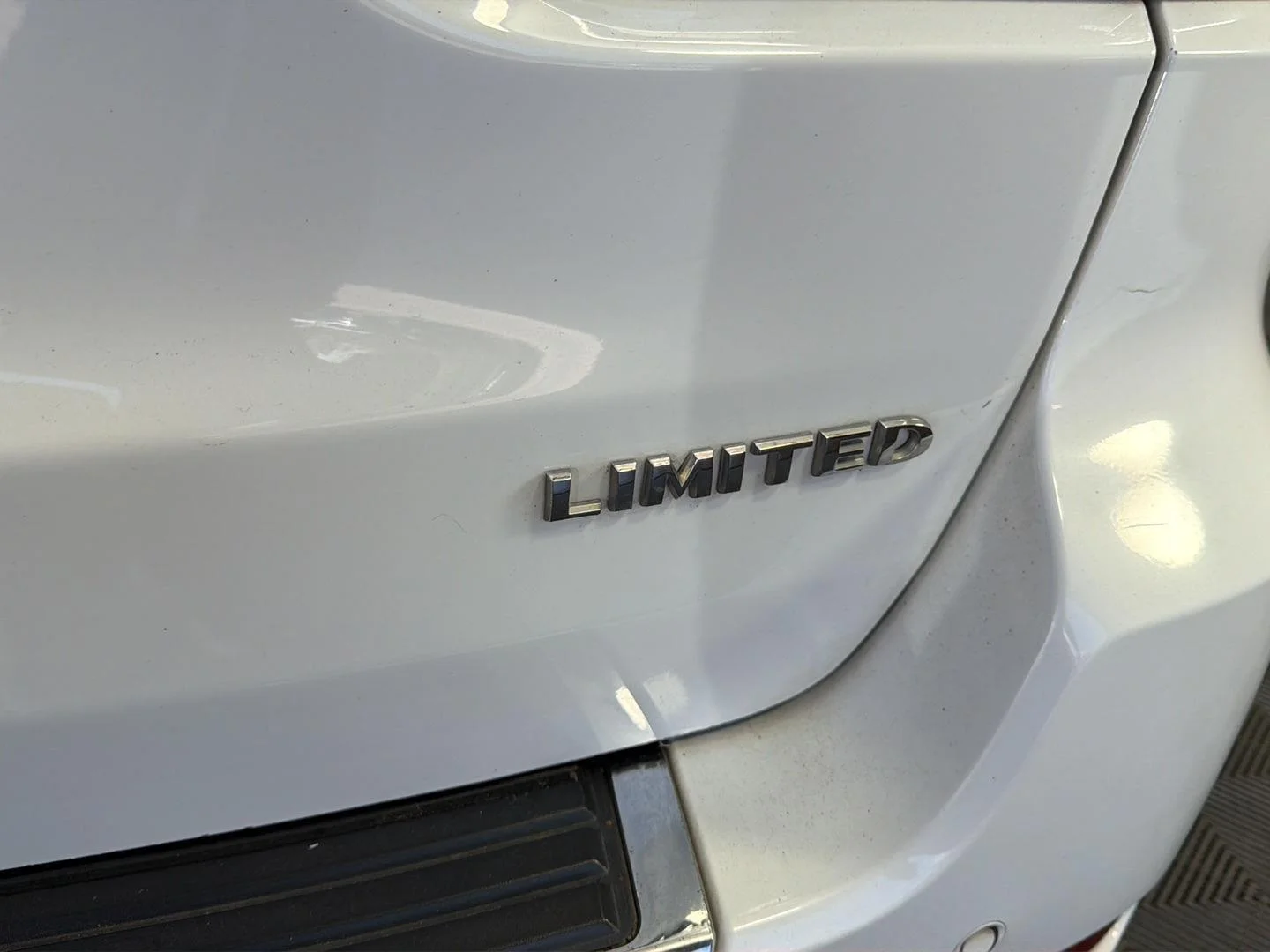 Used 2017 Bright White Clearcoat Jeep Limited image 9
