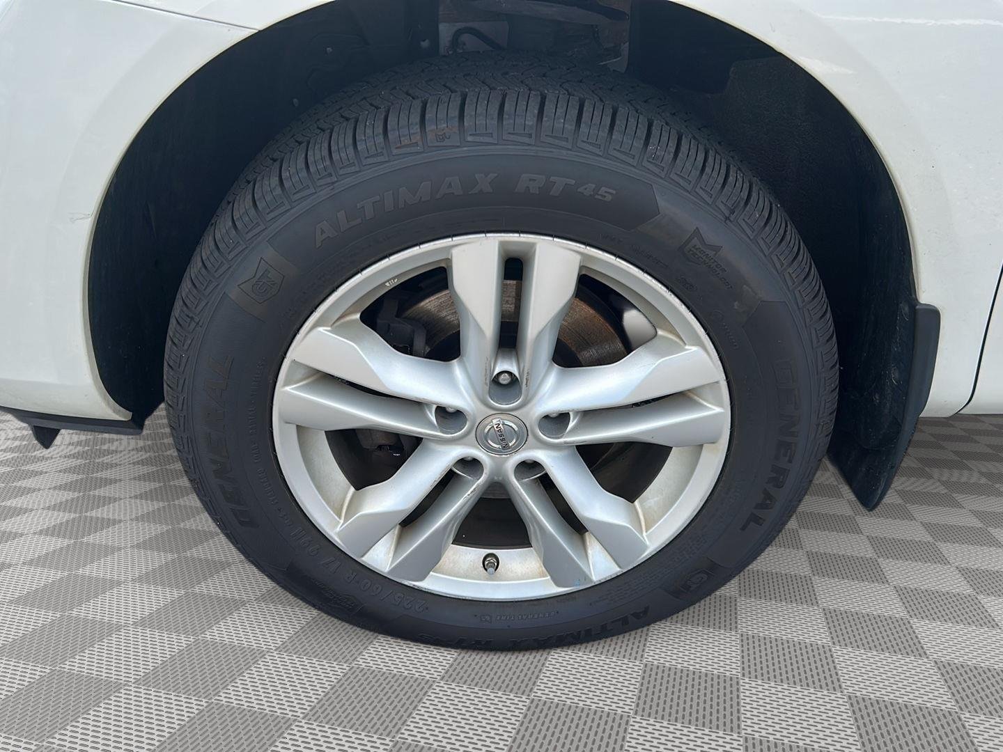 Used 2012 Pearl White Nissan SV image 4