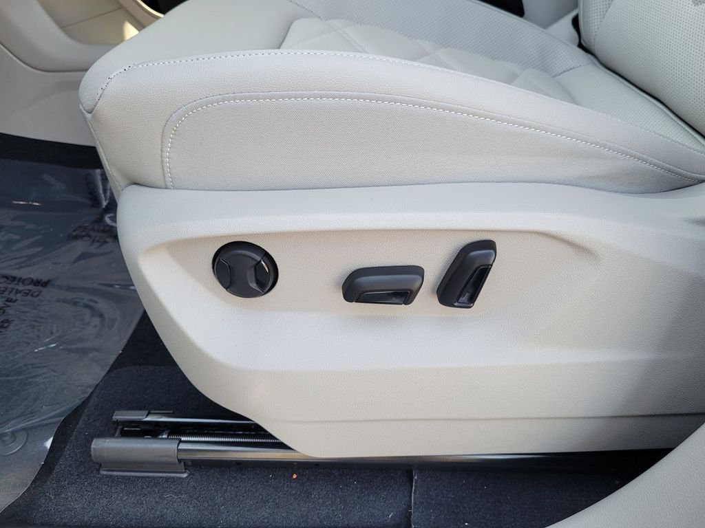 New 2026 White/off-white Volkswagen 2.0T SE w/Technology image 12
