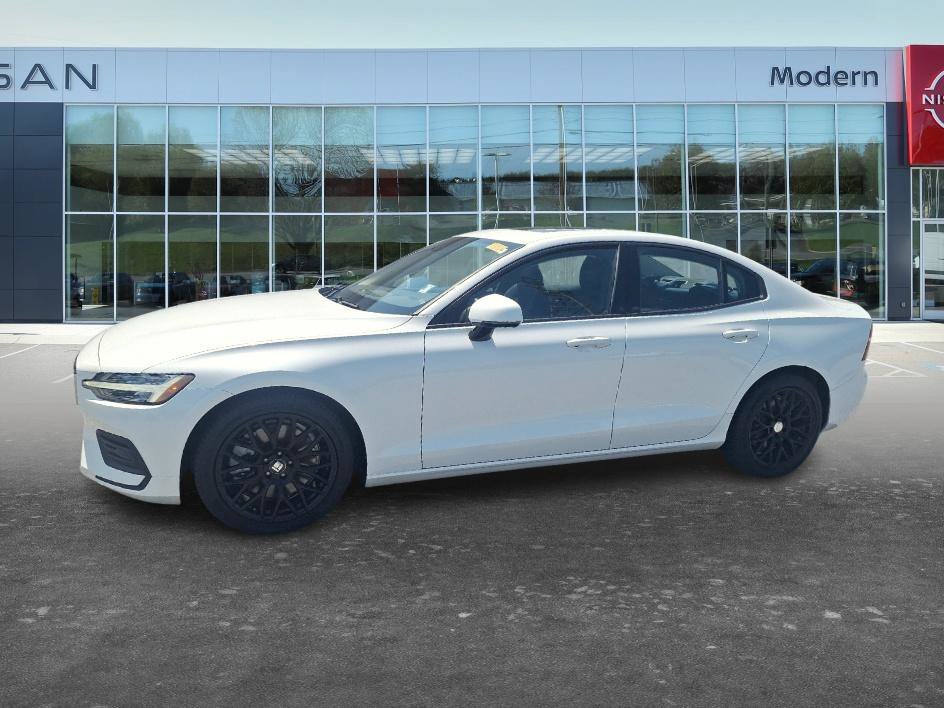 Used 2020 Crystal White Pearl Metallic Volvo Momentum image 1