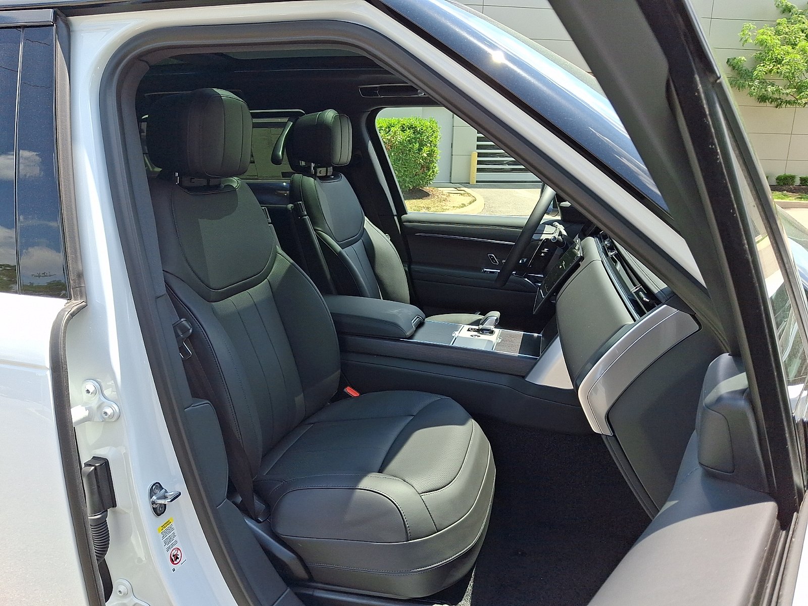 New 2026 Fuji White Land Rover P400 SE 7 Seat image 3