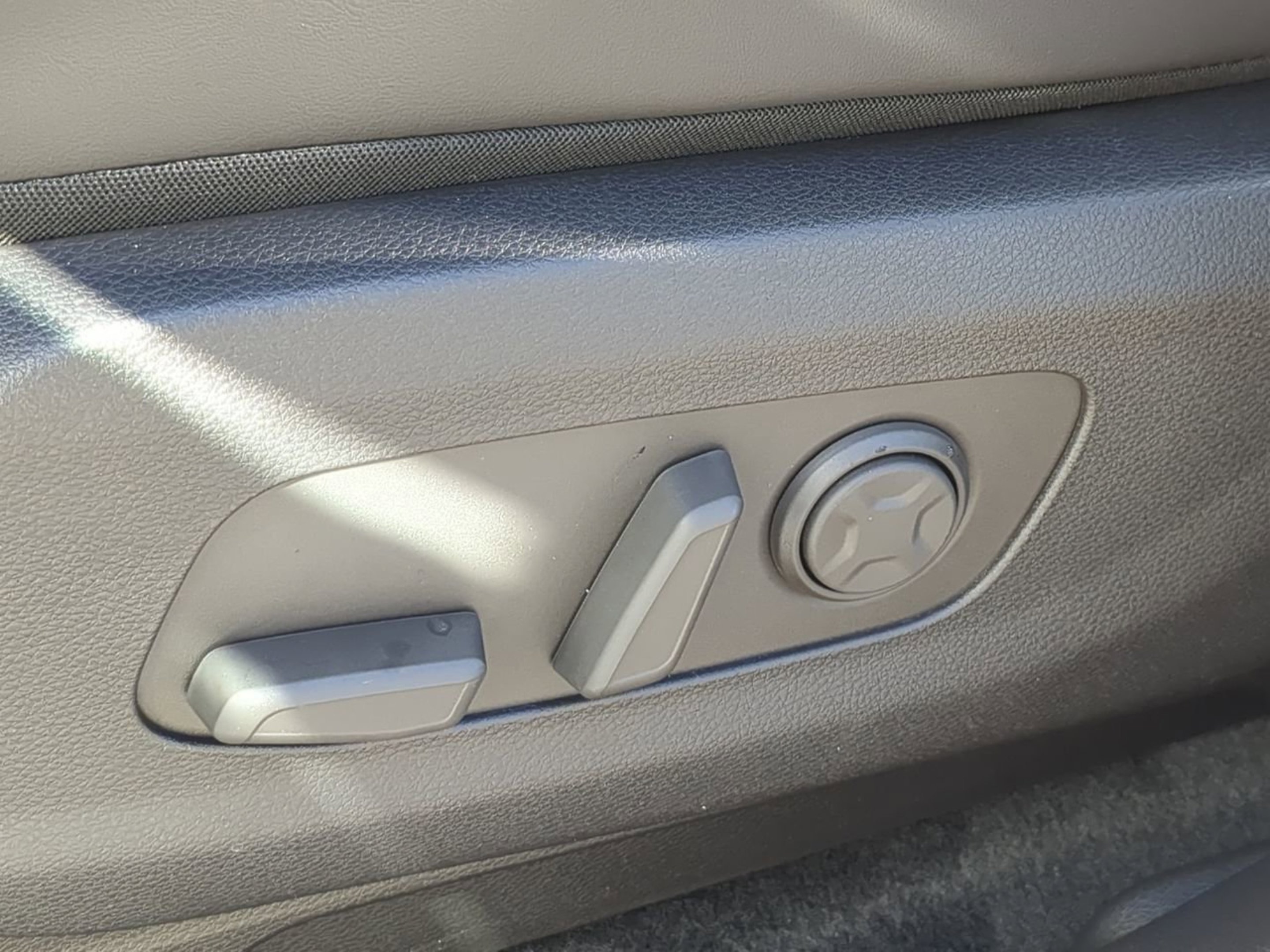 New 2026 Snow White Pearl Kia EX image 23