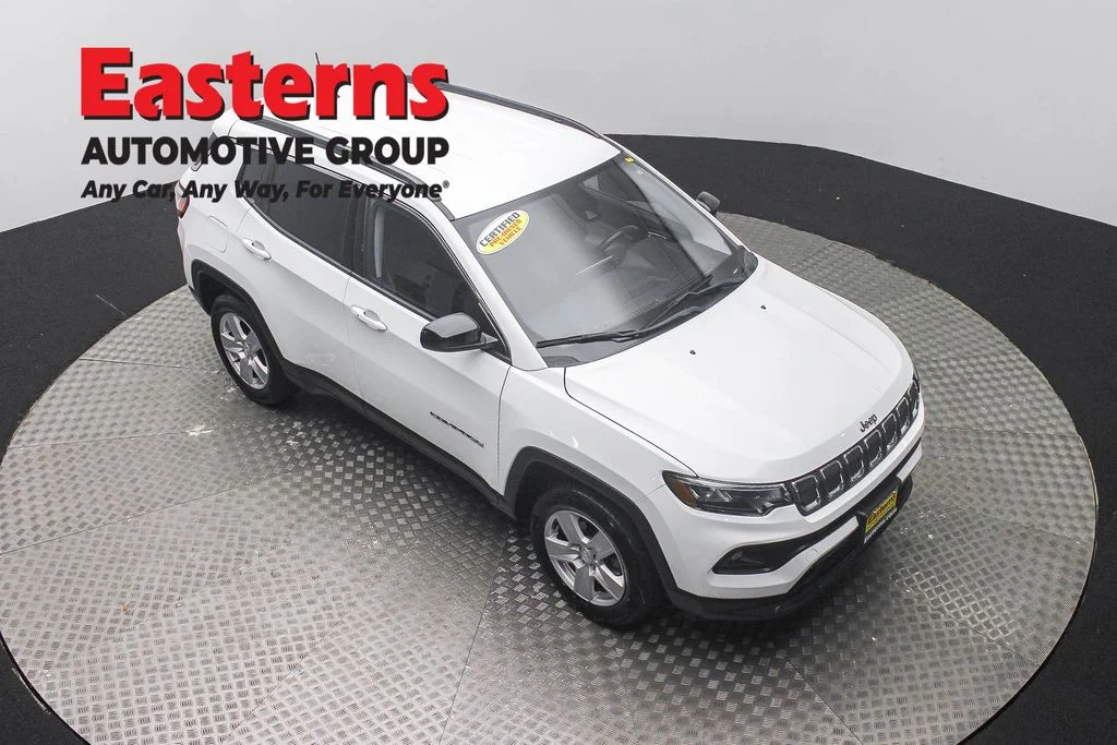 Used 2022 White Jeep Latitude image 3
