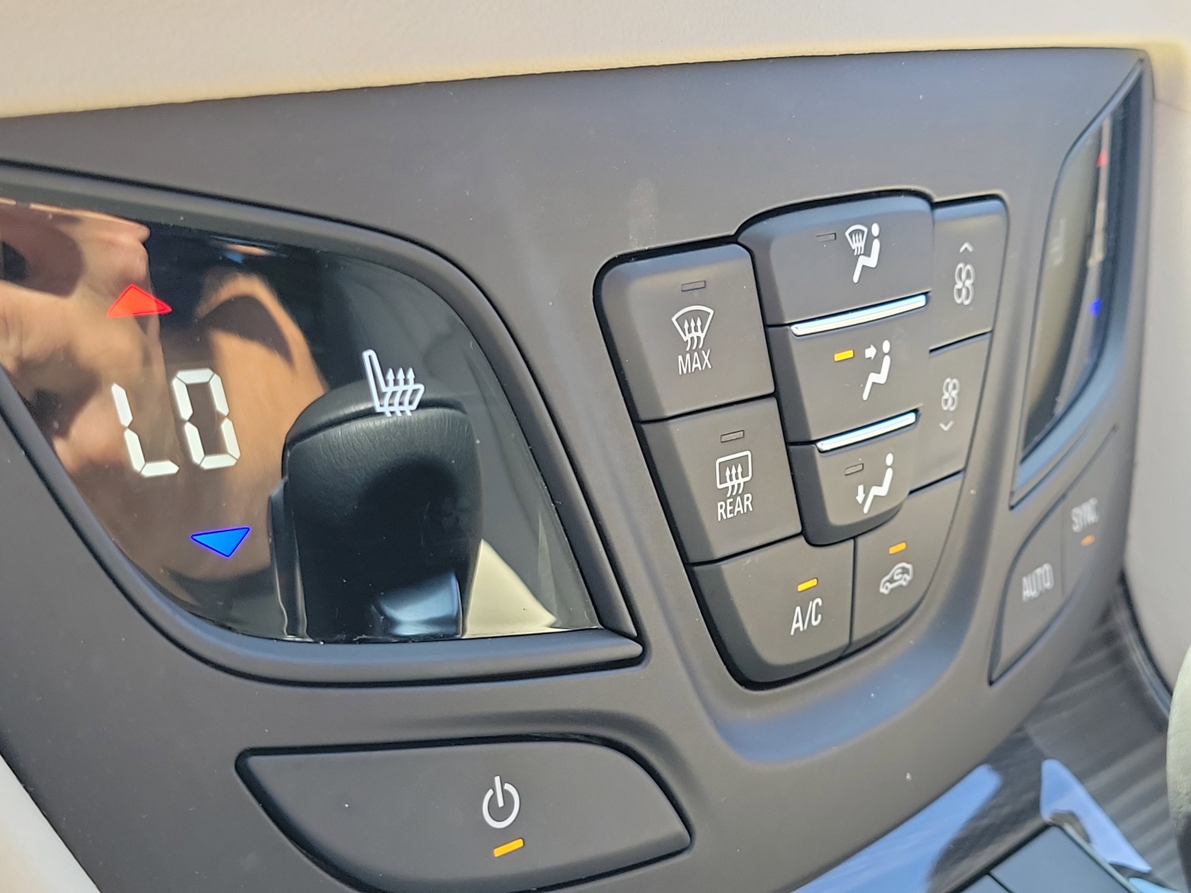 Used 2019 Summit White Buick Essence image 30