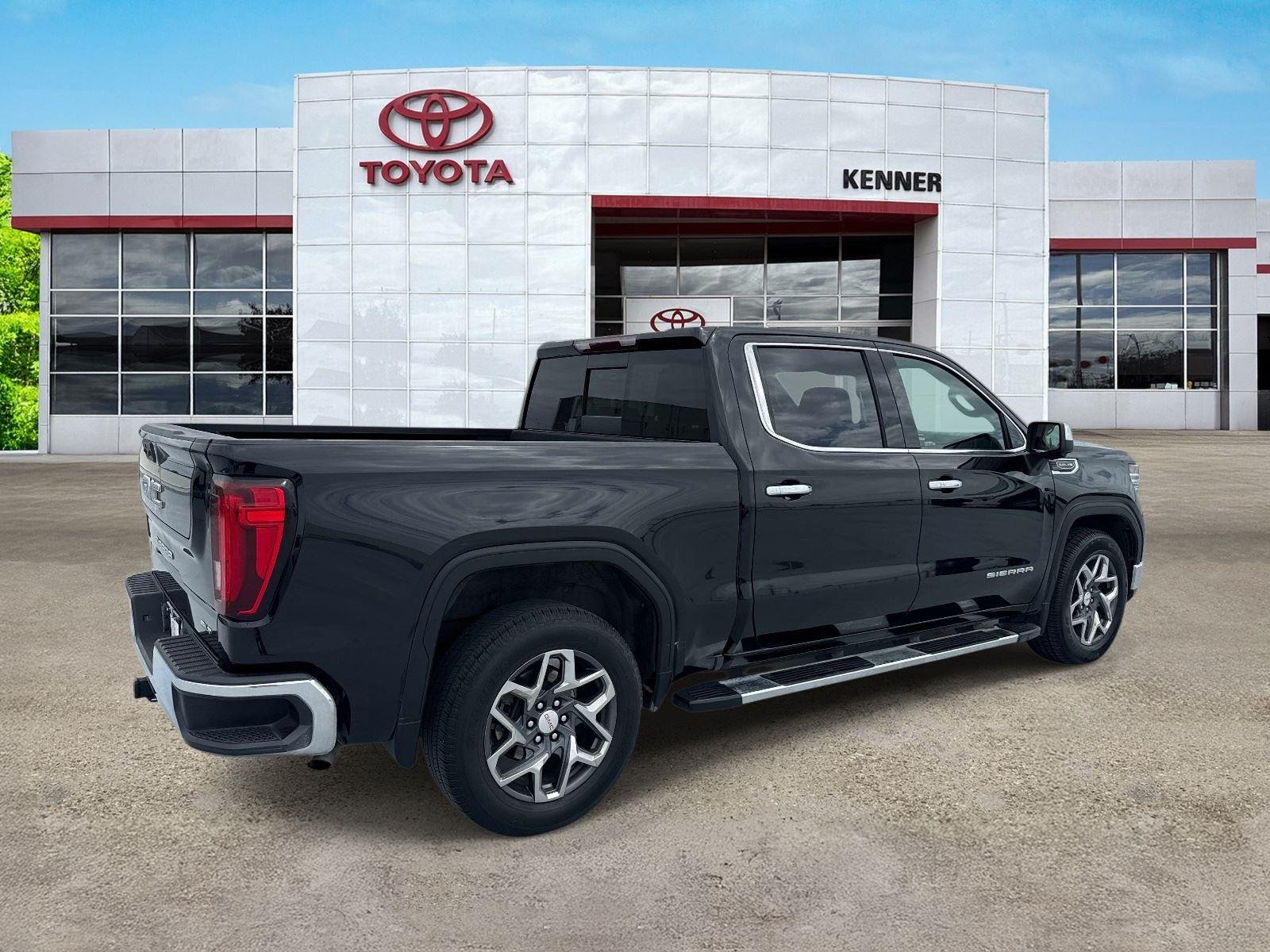 Used 2022 Onyx Black GMC SLT image 6