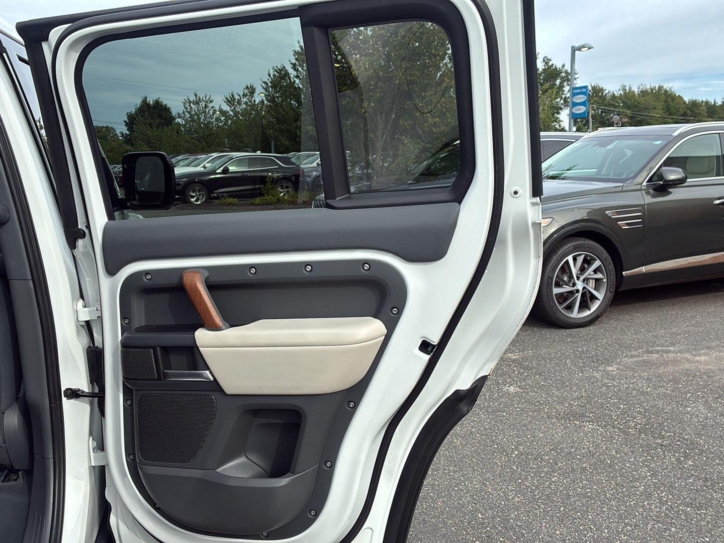 2024 Land Rover Defender X-Dynamic SE - Photo 14