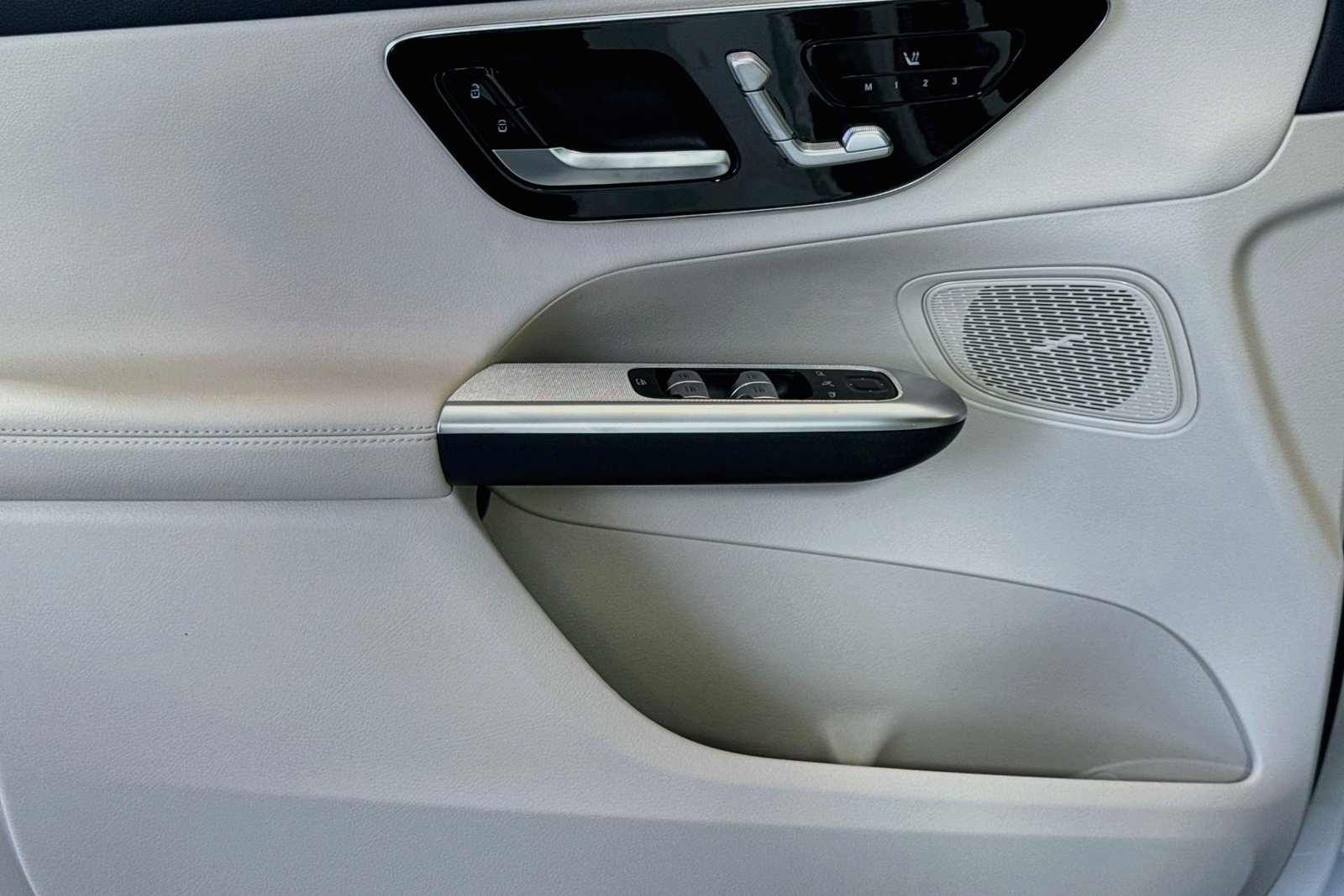 New 2026 Polar White Mercedes-Benz GLC 300 image 16