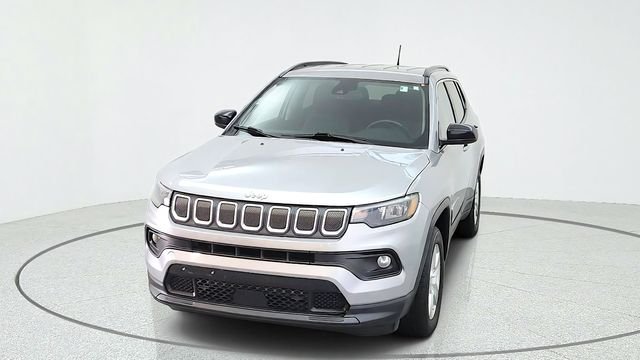 Used 2022 Silver Jeep Latitude image 3