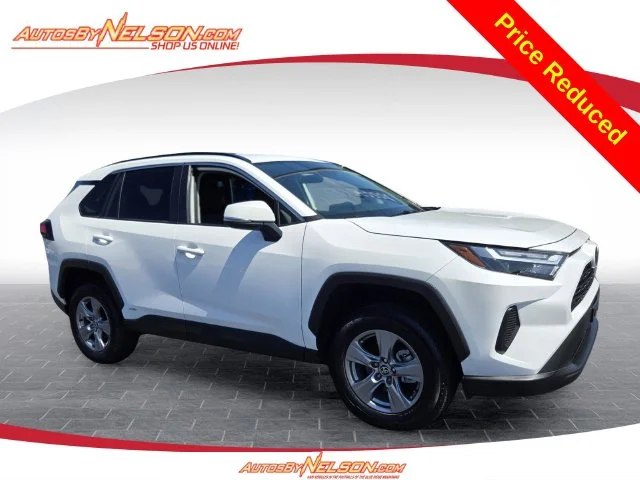 Used 2025 White Toyota XLE image 1