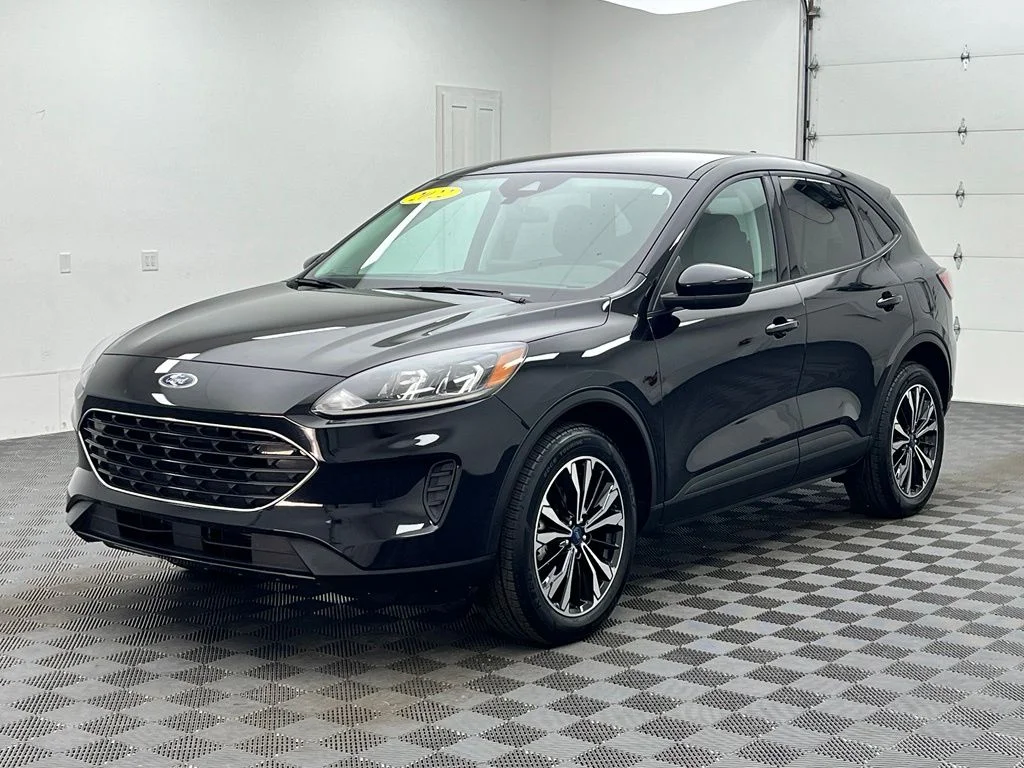Used 2022 Black Ford SE image 2
