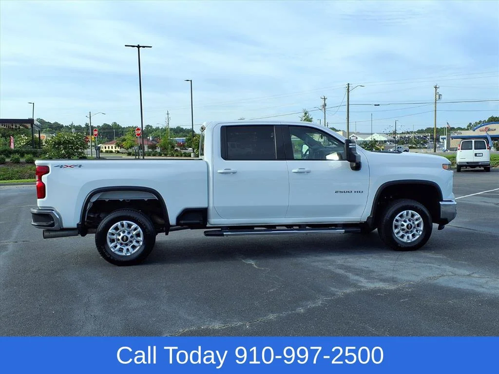 Used 2025 Summit White Chevrolet LT image 3
