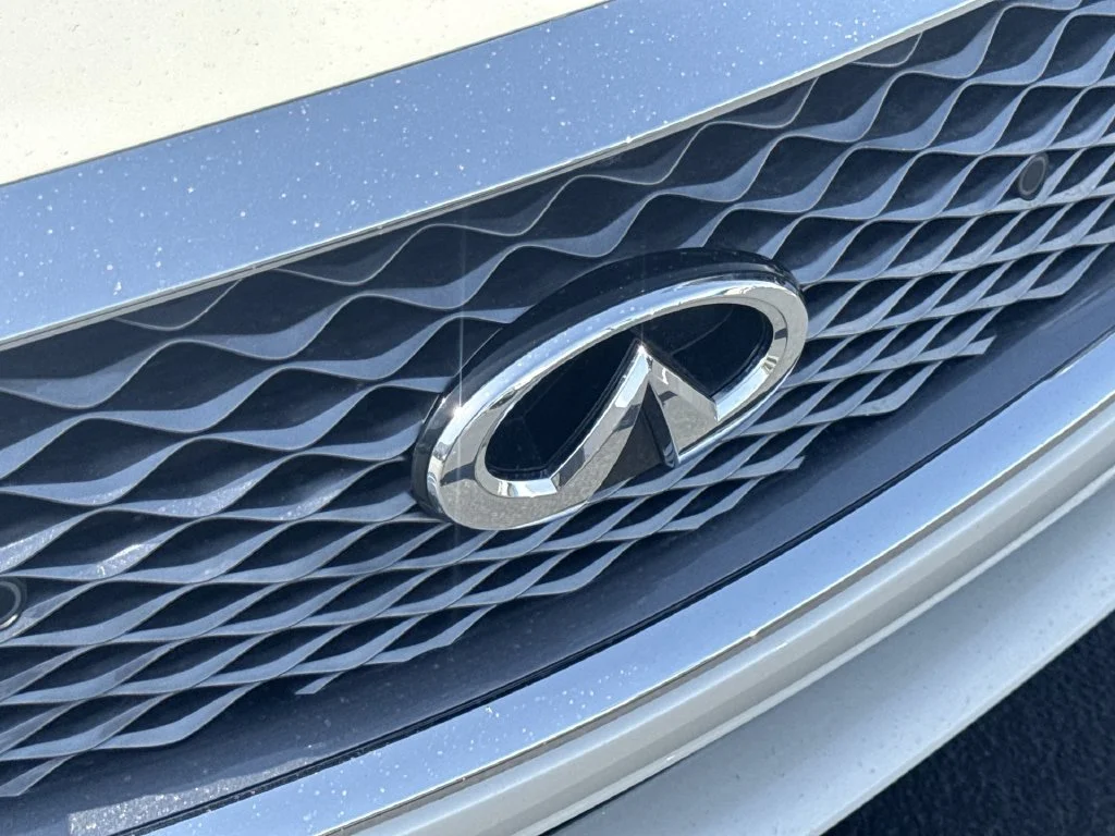 Used 2023 White INFINITI LUXE image 31