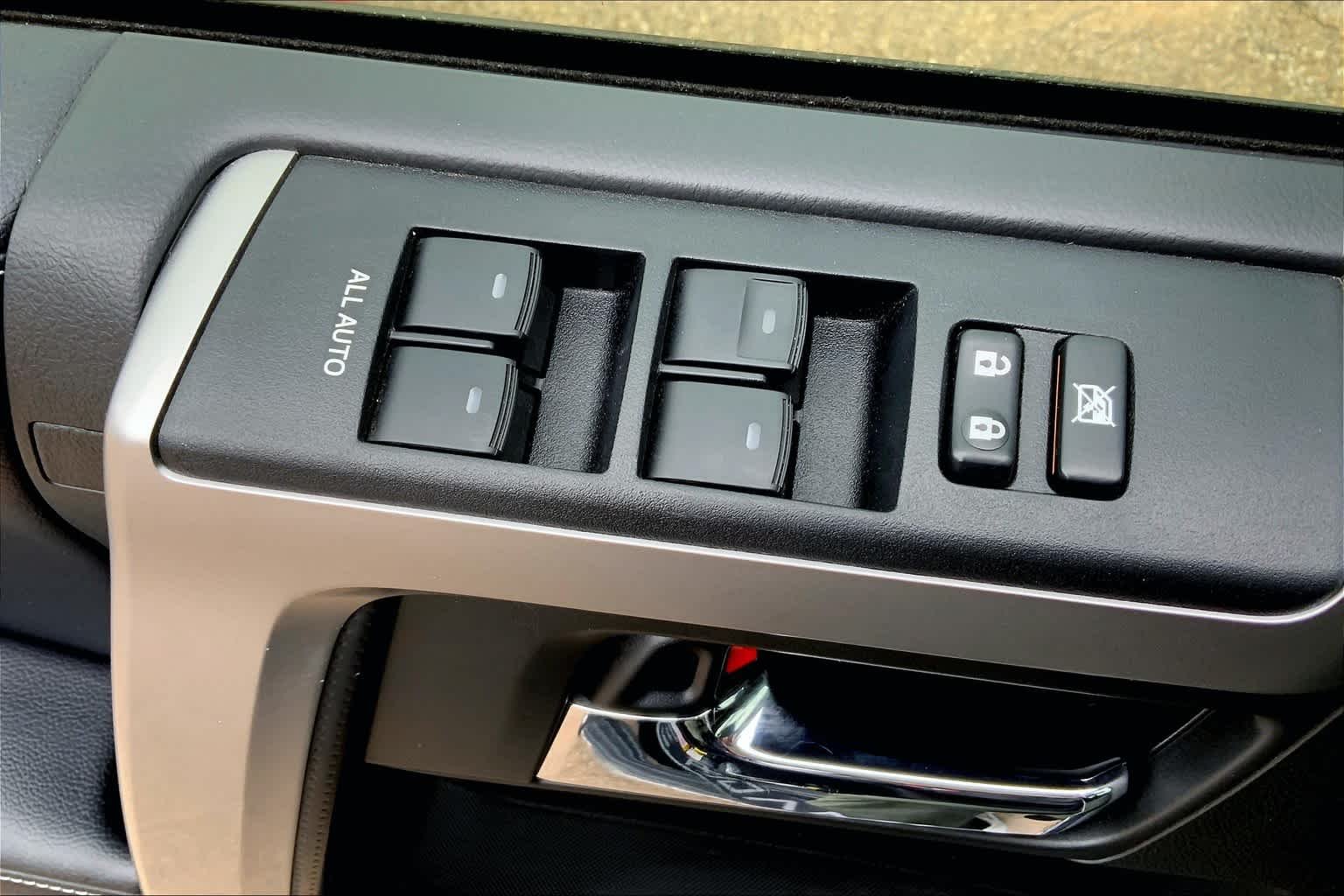 Used 2018 Midnight Black Metallic Toyota SR5 Premium image 33