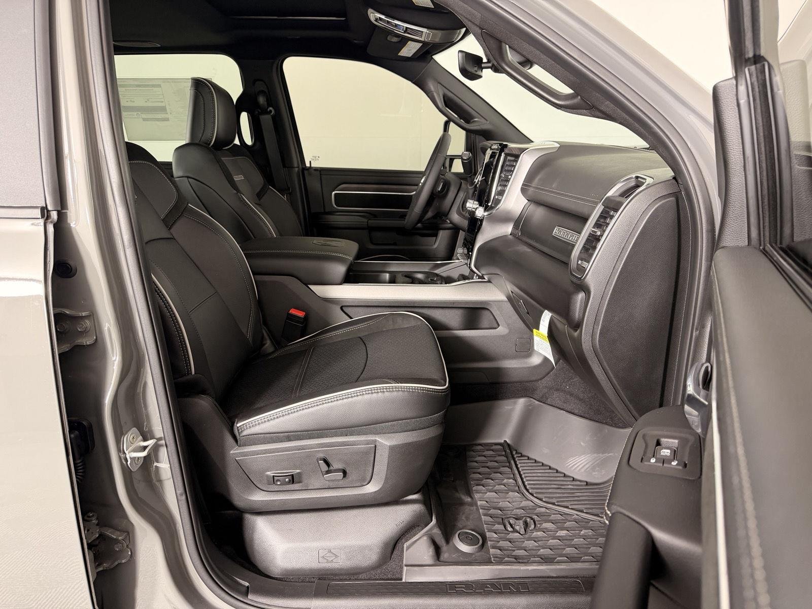 2026 RAM 3500 Laramie - Photo 22