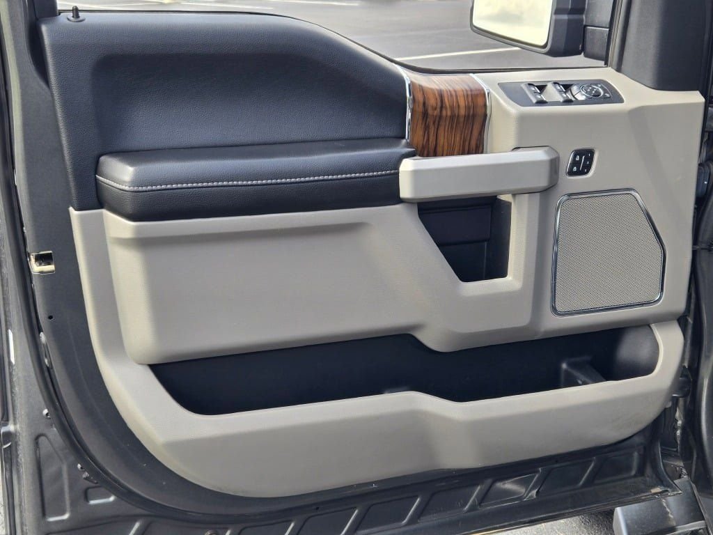 Used 2019 Magnetic Ford Lariat image 23
