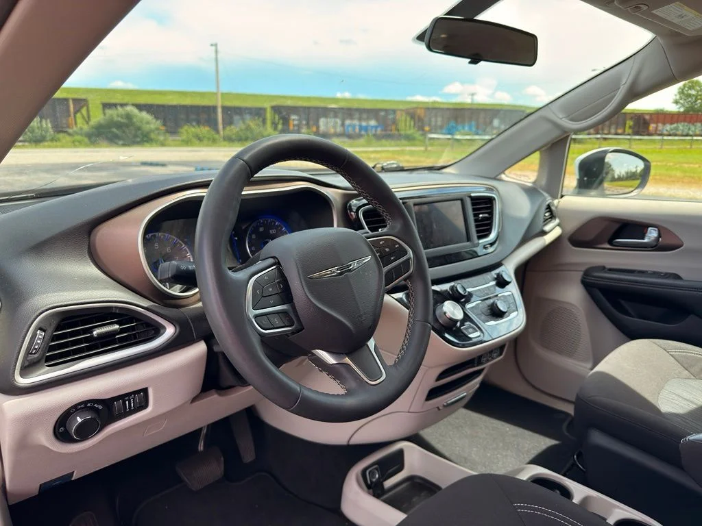 Used 2022 White Chrysler LX image 3