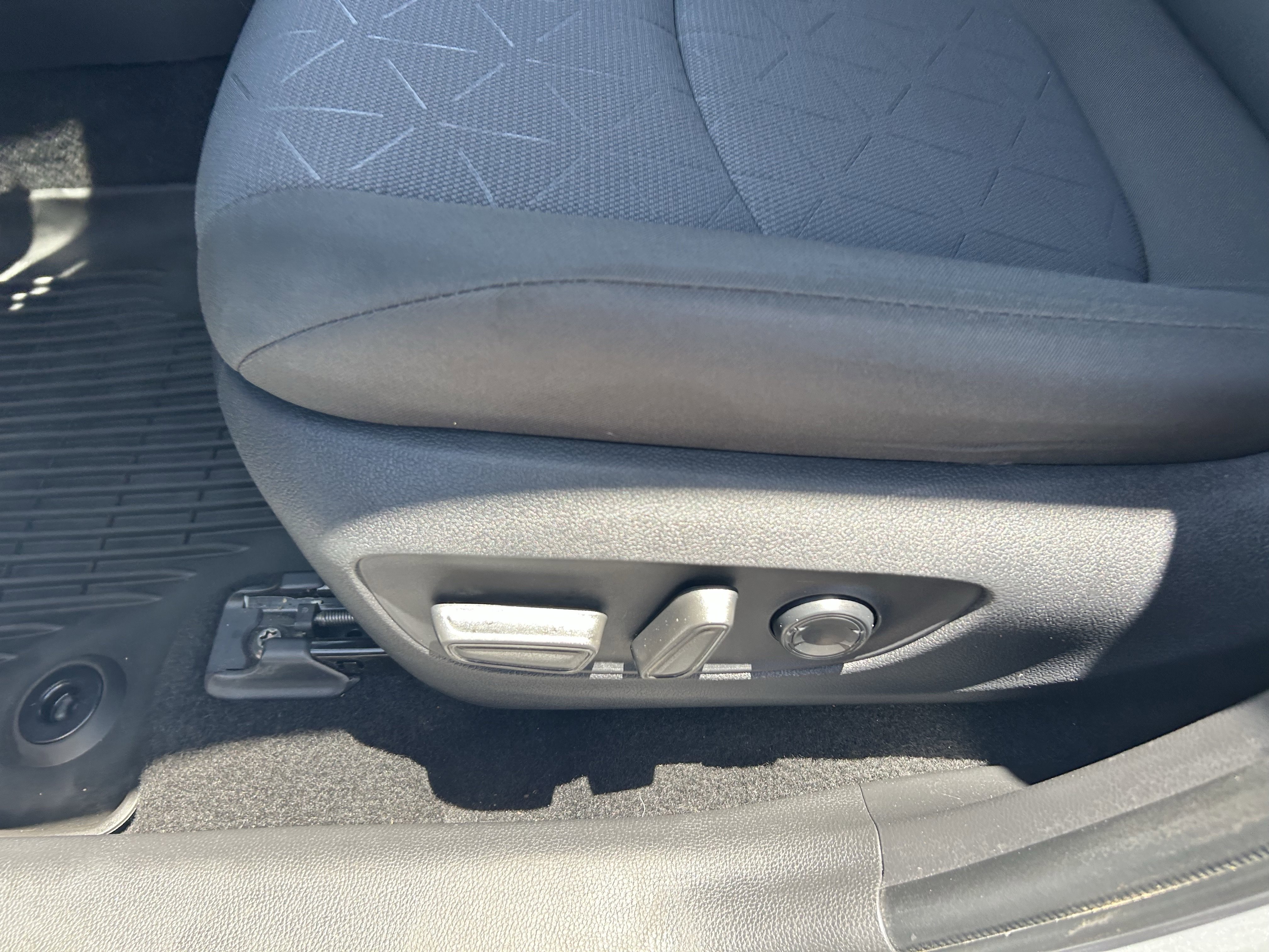 2025 Toyota RAV4 XLE - Photo 28
