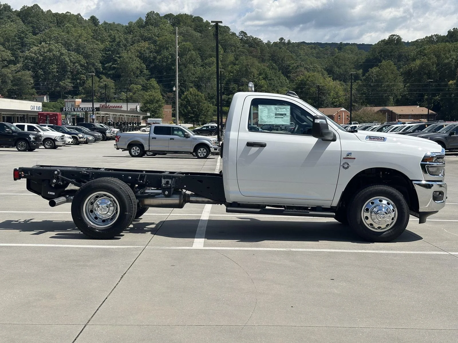 2026 RAM 3500 Chassis Tradesman - Photo 8