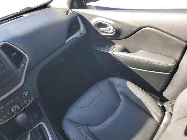 Used 2017 Granite Crystal Jeep Latitude image 31