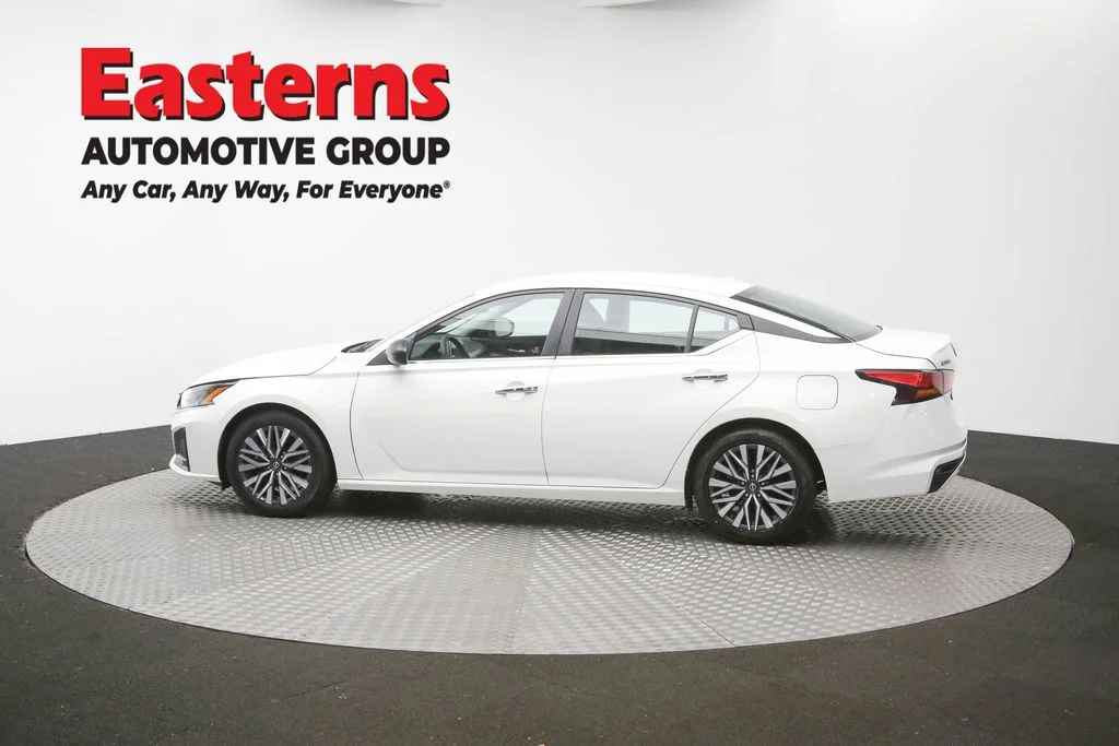 Used 2025 White Nissan 2.5 SV image 62