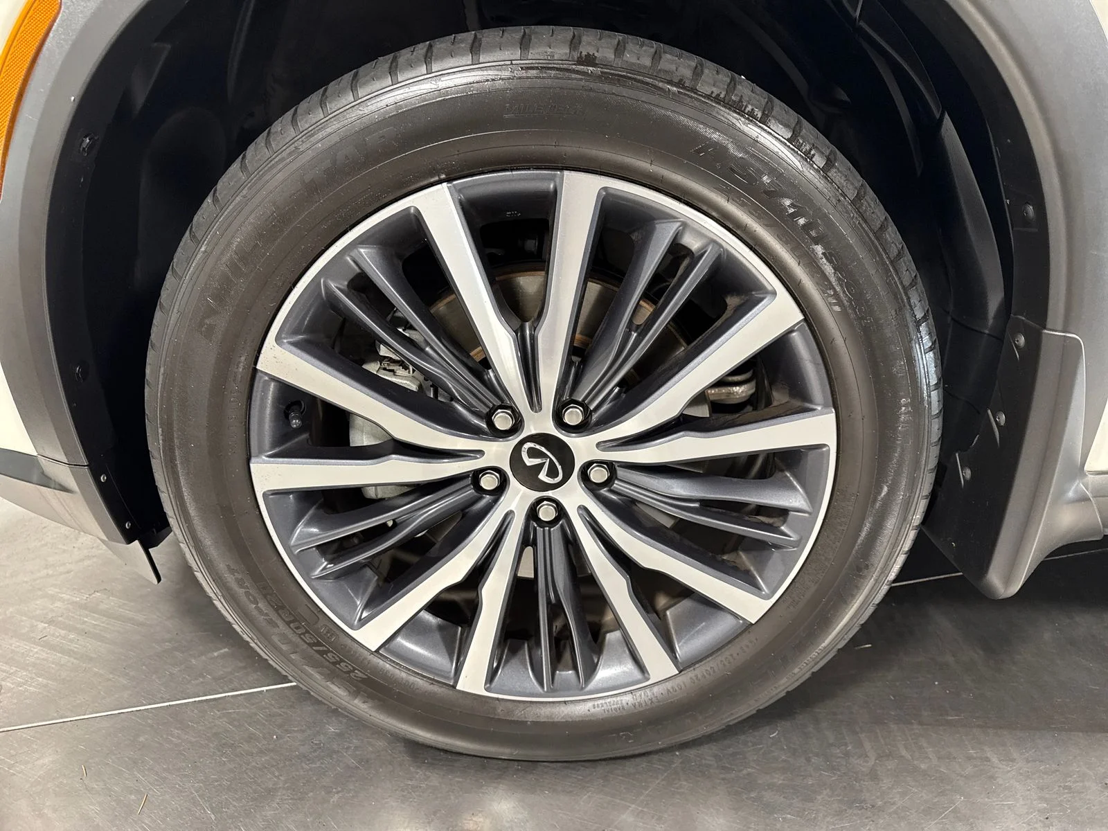 Used 2022 White INFINITI Sensory image 2