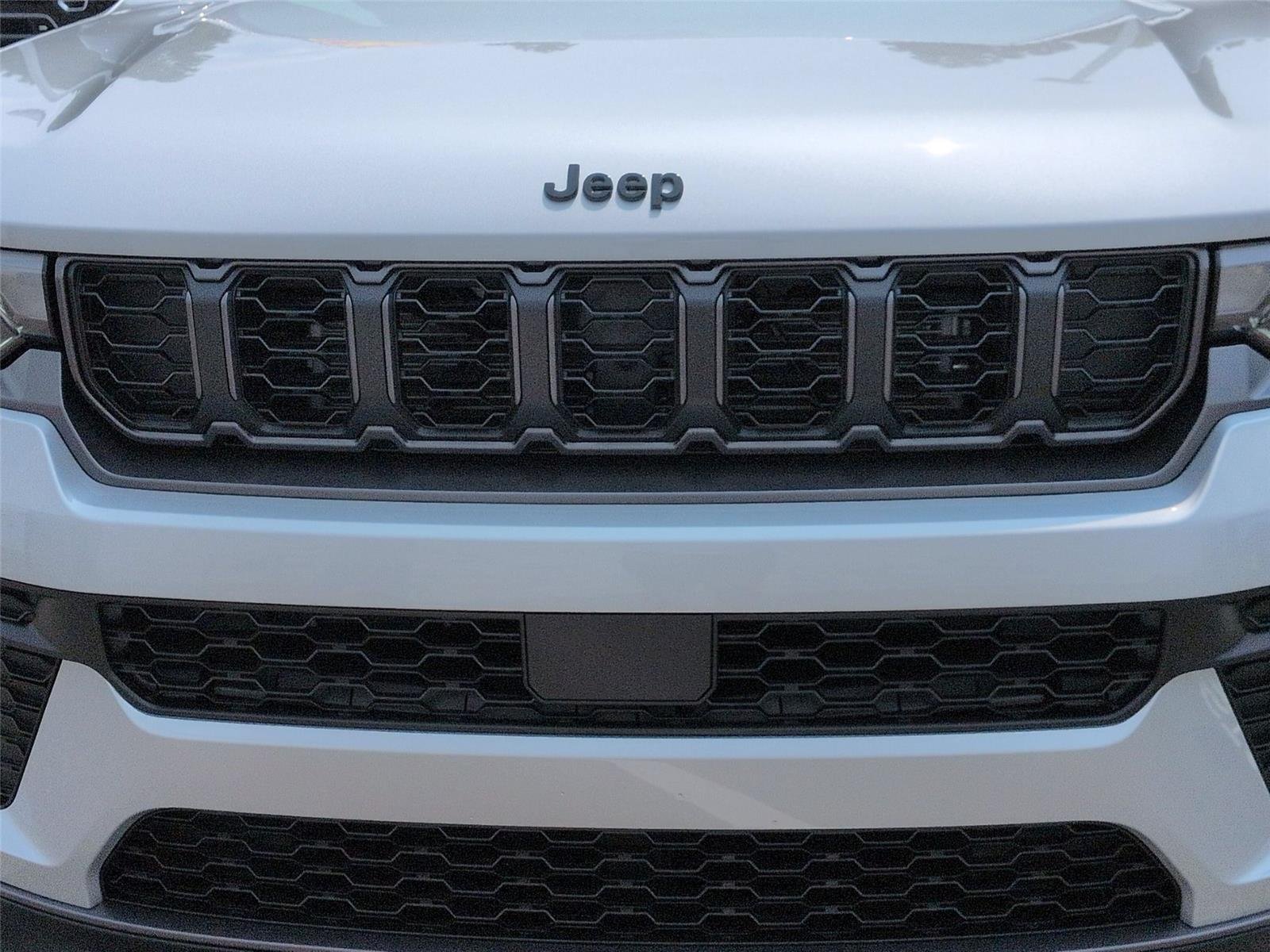 New 2026 Silver Zynith Exterior Paint Jeep Laredo Altitude image 14