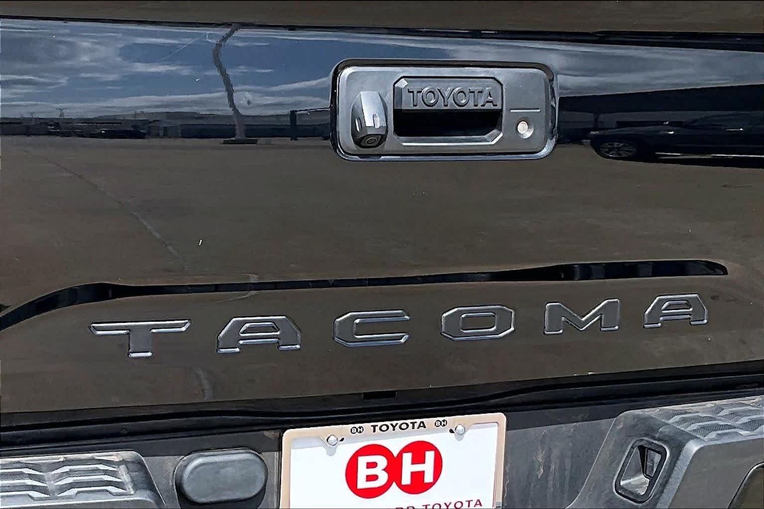 Used 2022 Midnight Black Metallic Toyota SR image 29