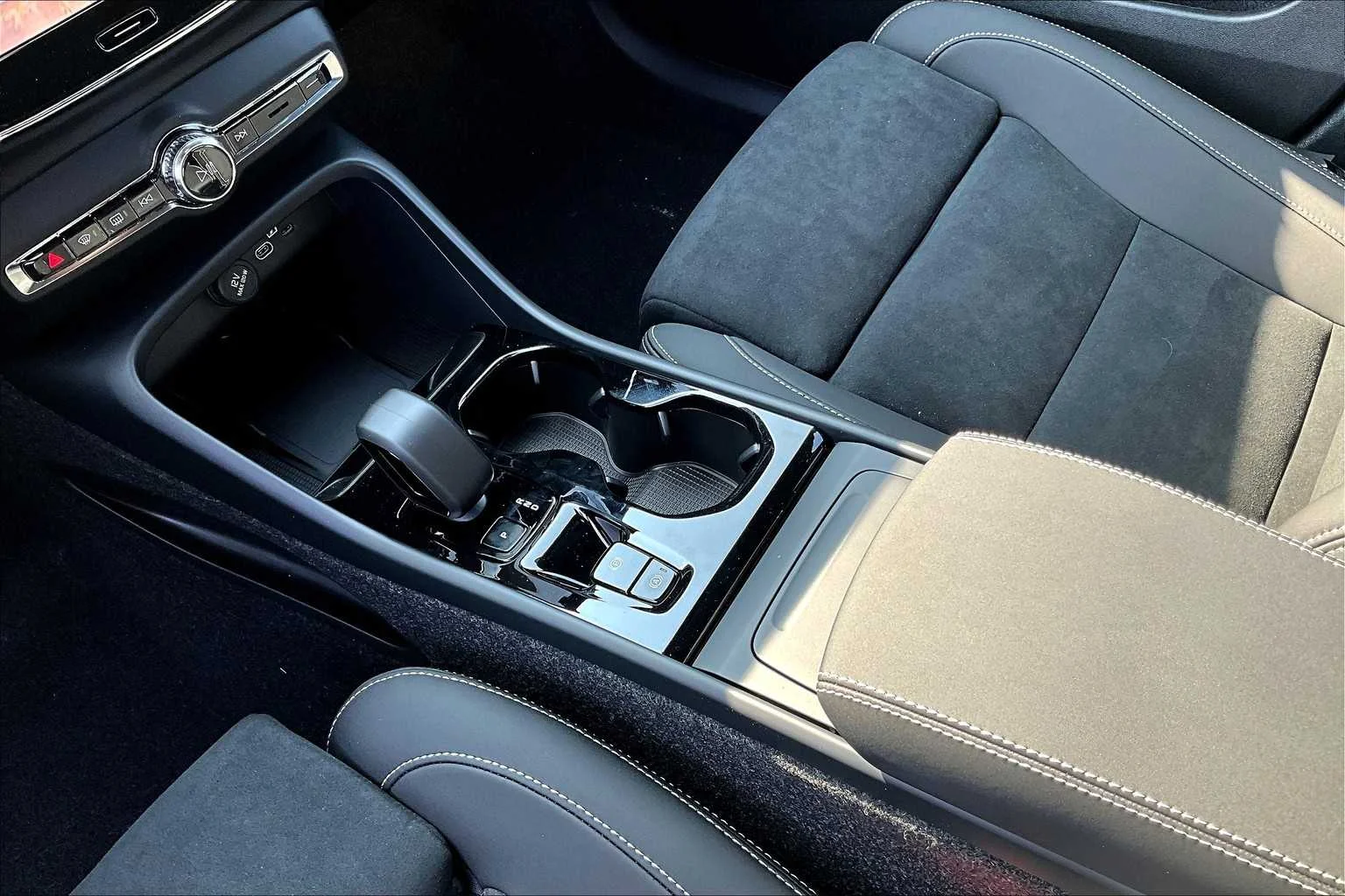 2026 Volvo XC40 Ultra Black Edition - Photo 10