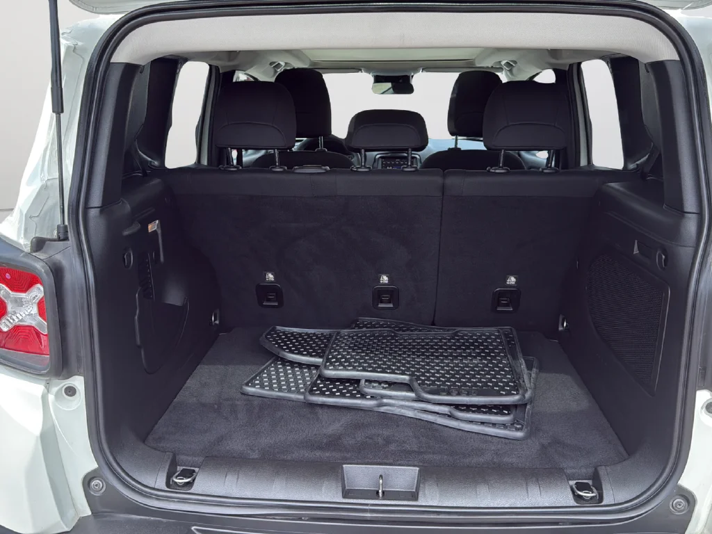 Used 2023 White Jeep Latitude image 11