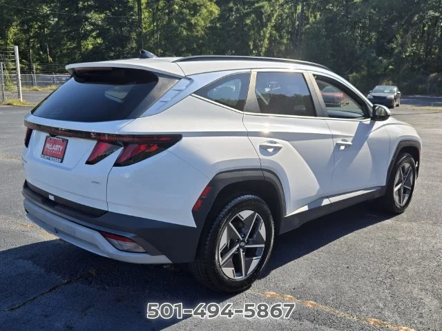 Used 2025 White Hyundai SEL image 5