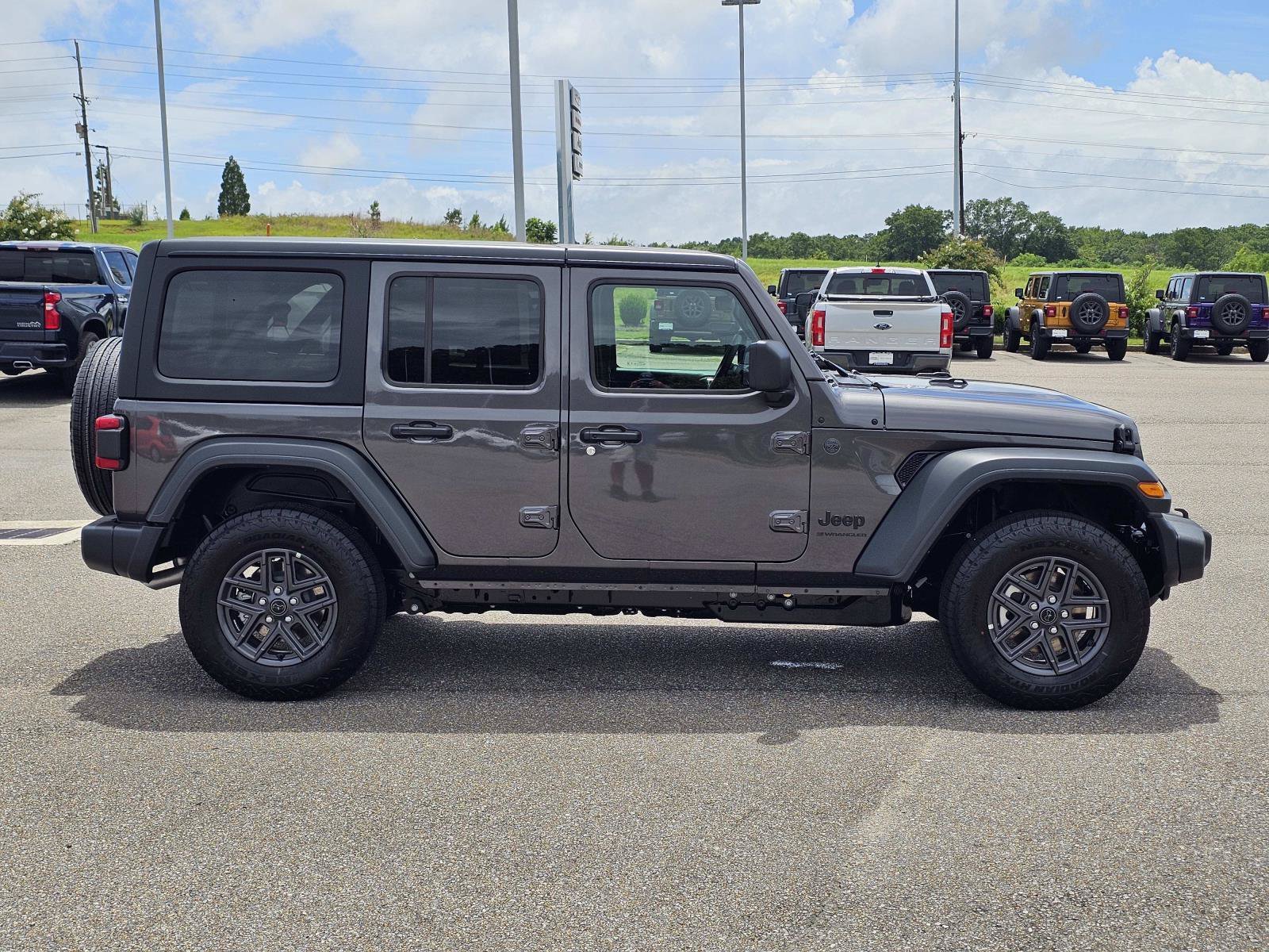 New 2026 Granite Crystal Metallic Clearcoat Jeep Sport S image 7
