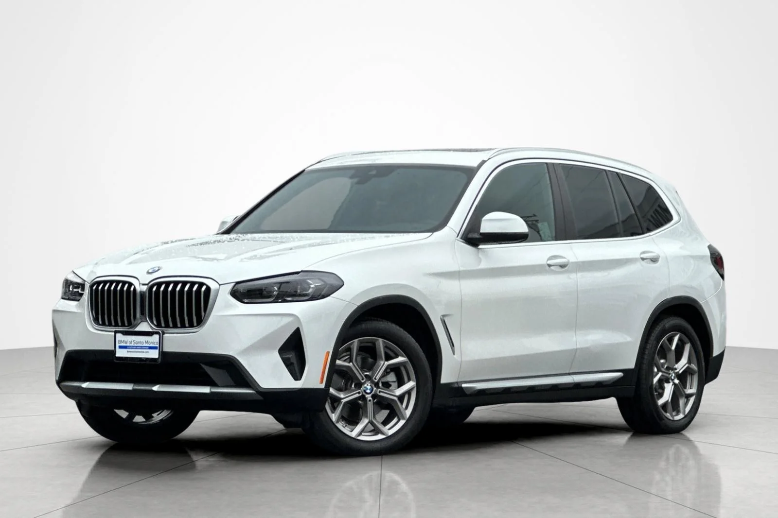 Used 2022 Mineral White Metallic BMW xDrive30i image 1