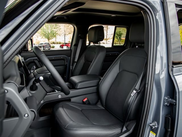New 2025 Tasman Blue Land Rover S image 13