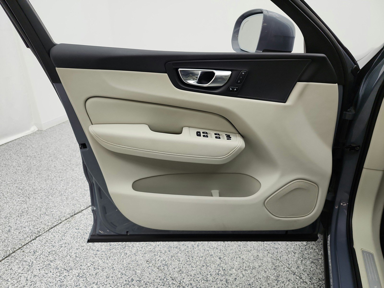 Used 2022 Thunder Grey Metallic Volvo Momentum image 12