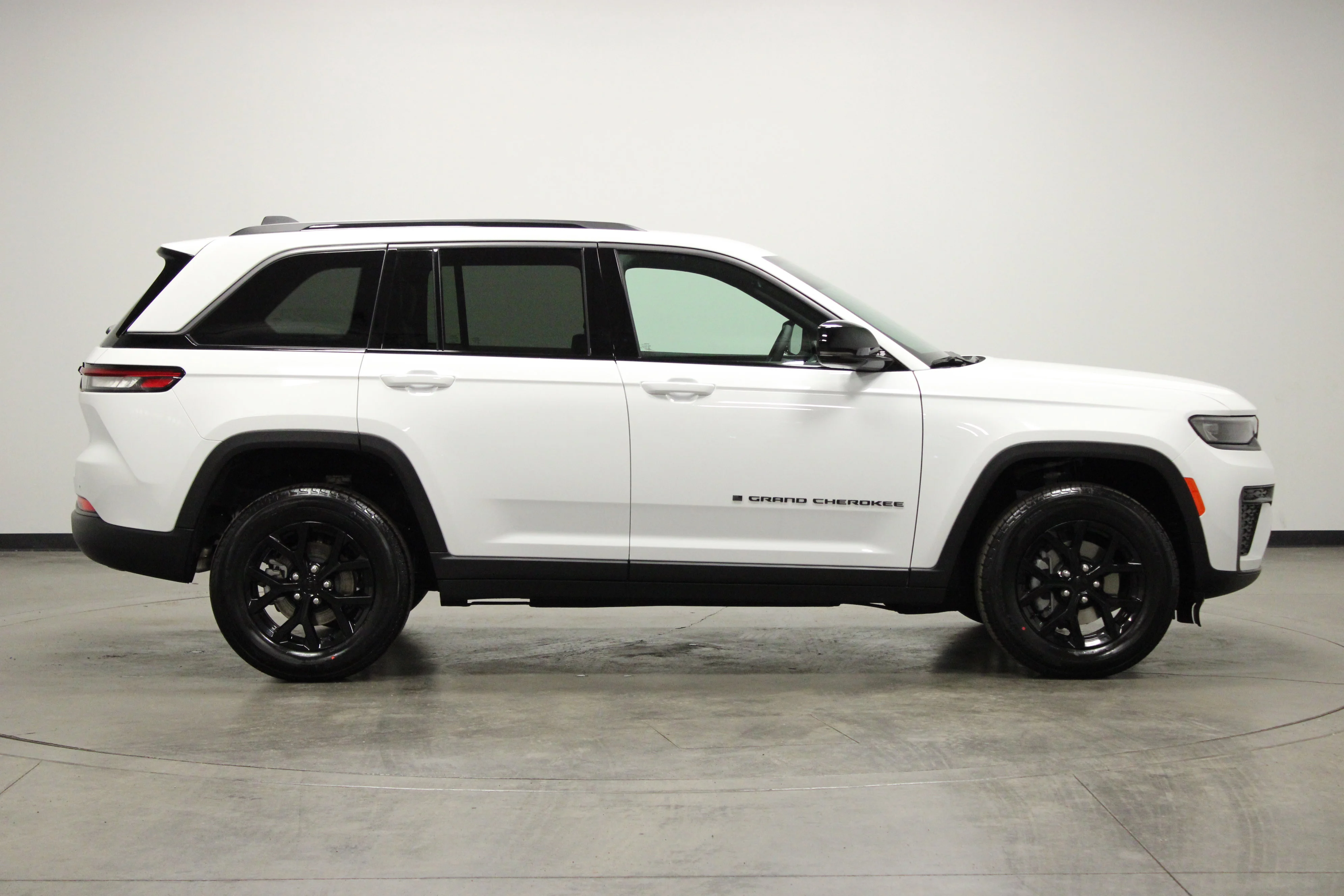 New 2026 Bright White Clearcoat Jeep Laredo Altitude image 9