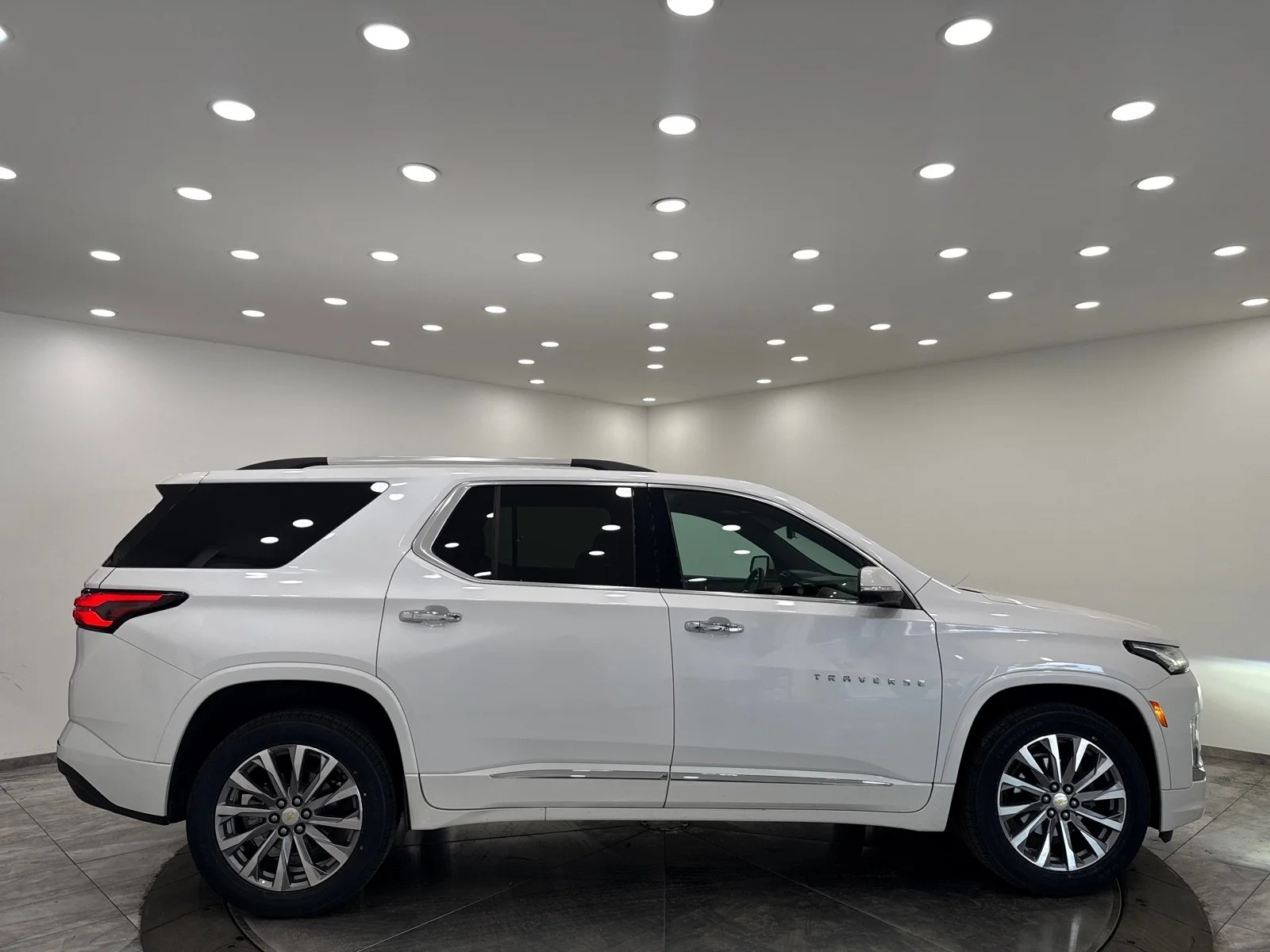 Used 2023 Iridescent Pearl Tricoat Chevrolet Premier FWD image 7