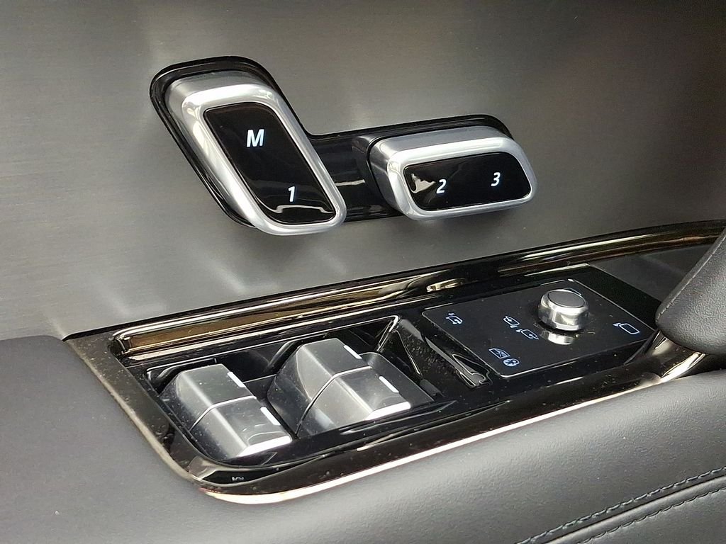 Certified Used 2024 Fuji White Land Rover Dynamic SE image 27