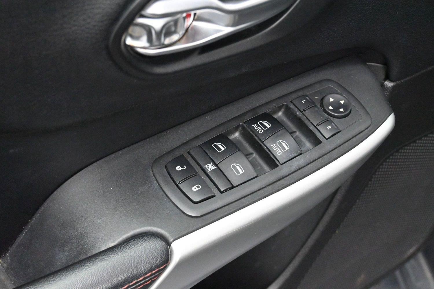 Used 2018 Diamond Black Crystal Pearlcoat Jeep Trailhawk image 10
