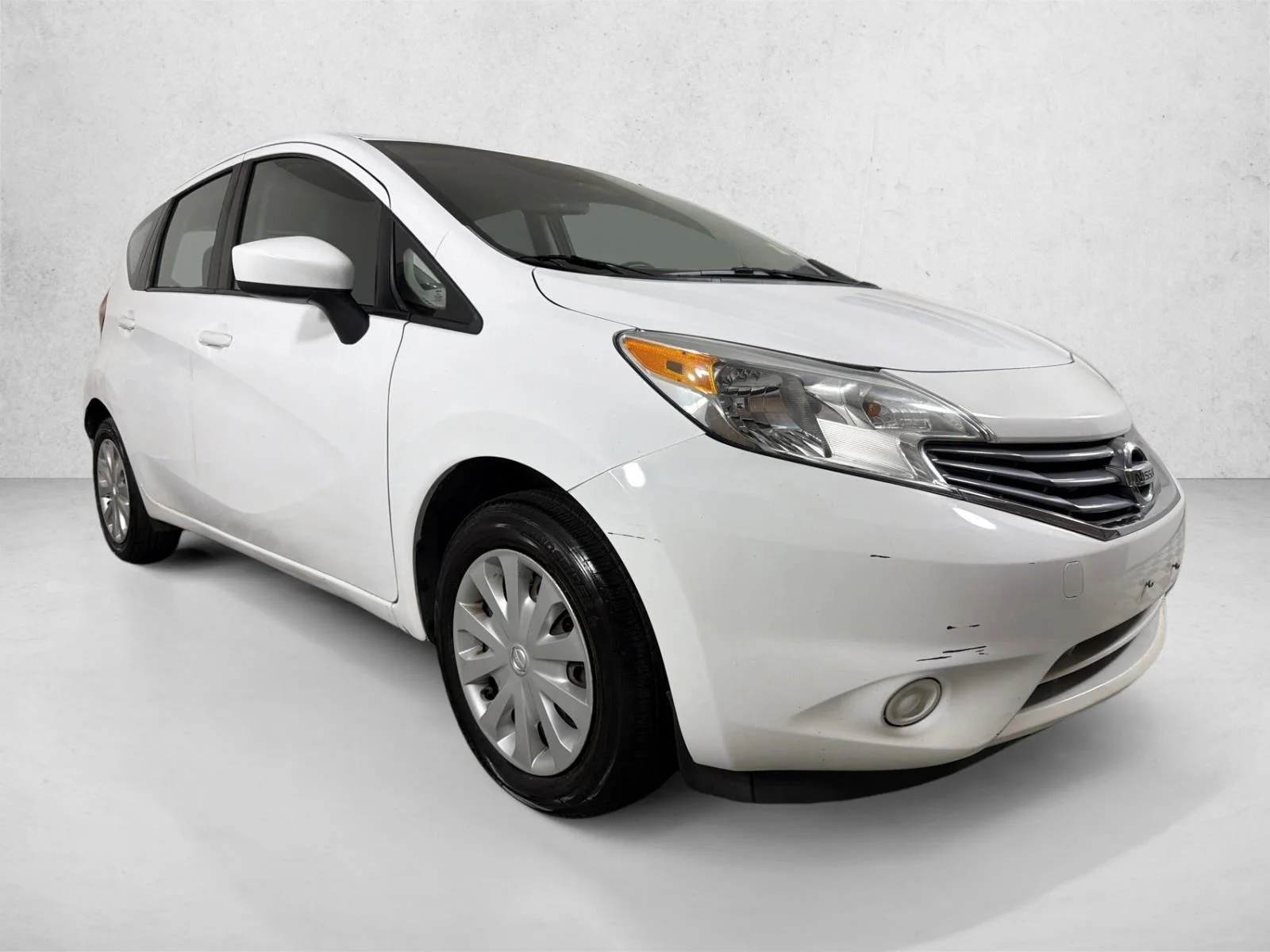 Used 2016 Whtie Nissan S image 1