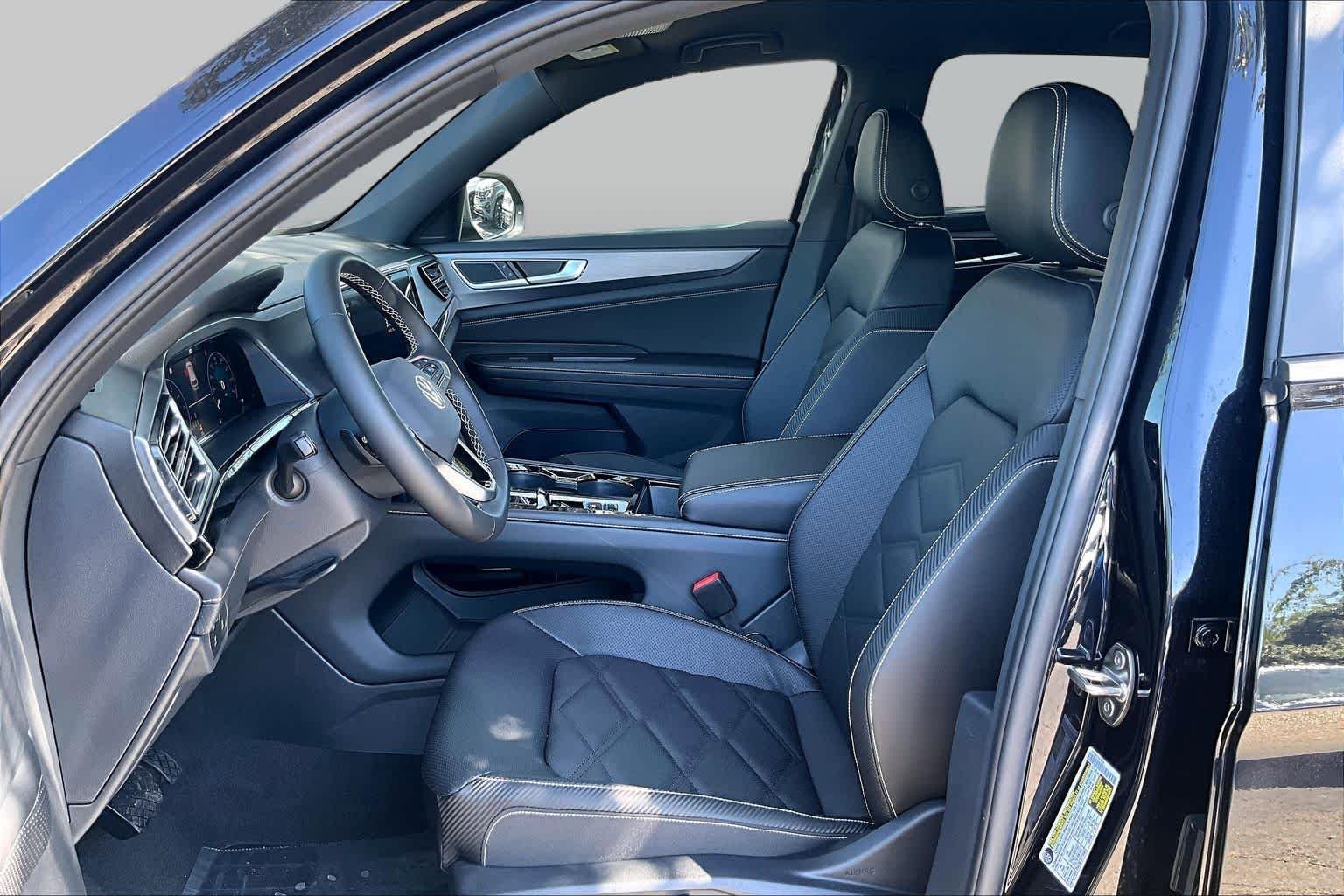 New 2026 Deep Black Pear Volkswagen SE w/Technology image 9
