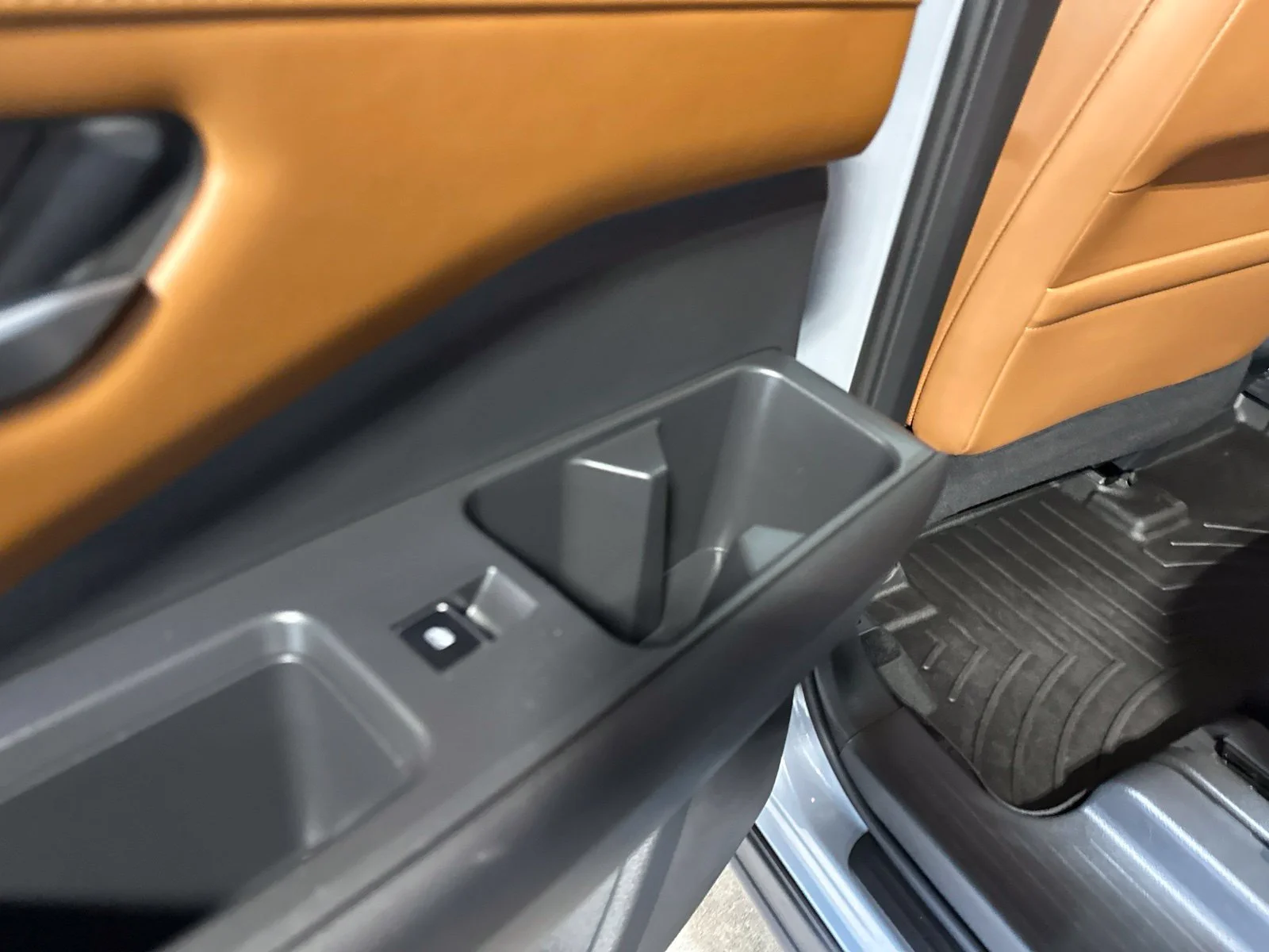 Used 2022 Gray Nissan Platinum image 26