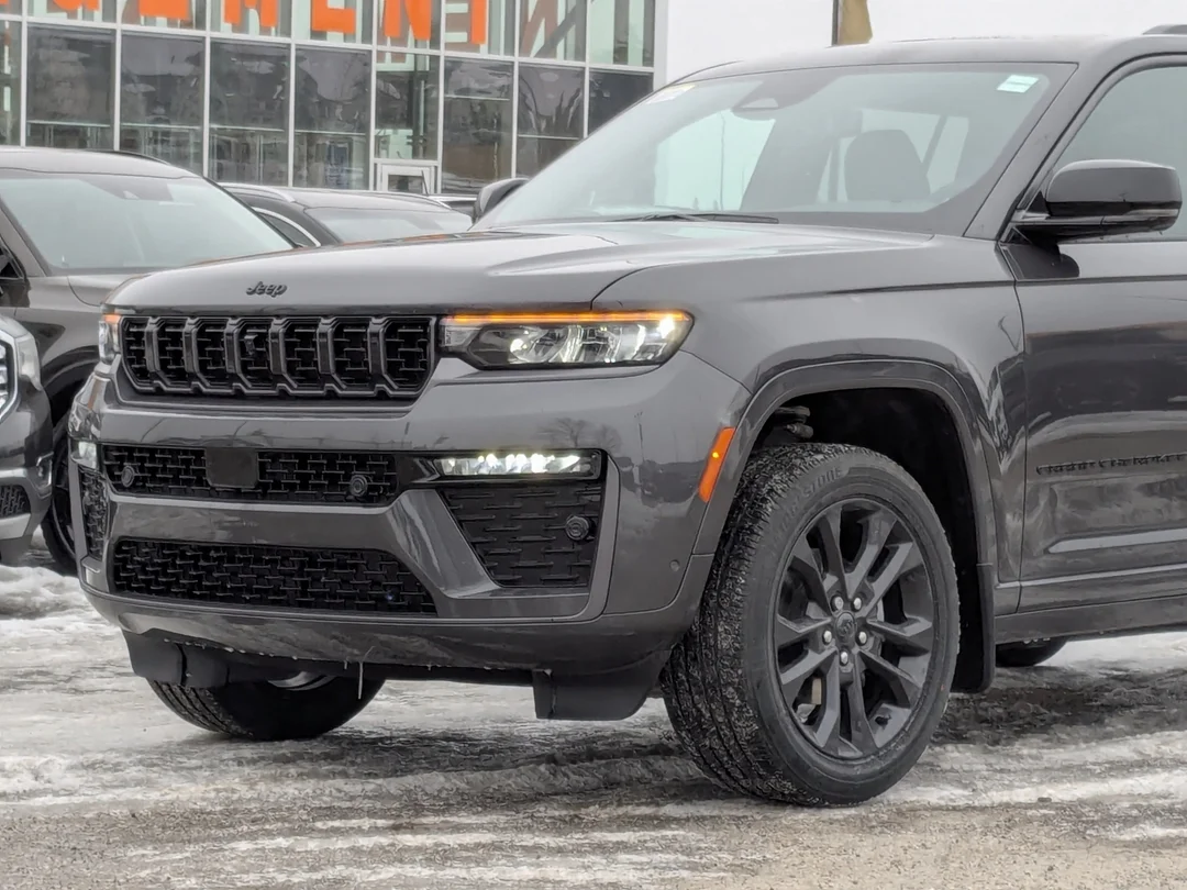 New 2026 Grey Jeep Limited Reserve - - 4x4 - Pano Sunroof - Nappa Lthr - Vent Seats - Tow Pkg - Remote Start & More! image 9