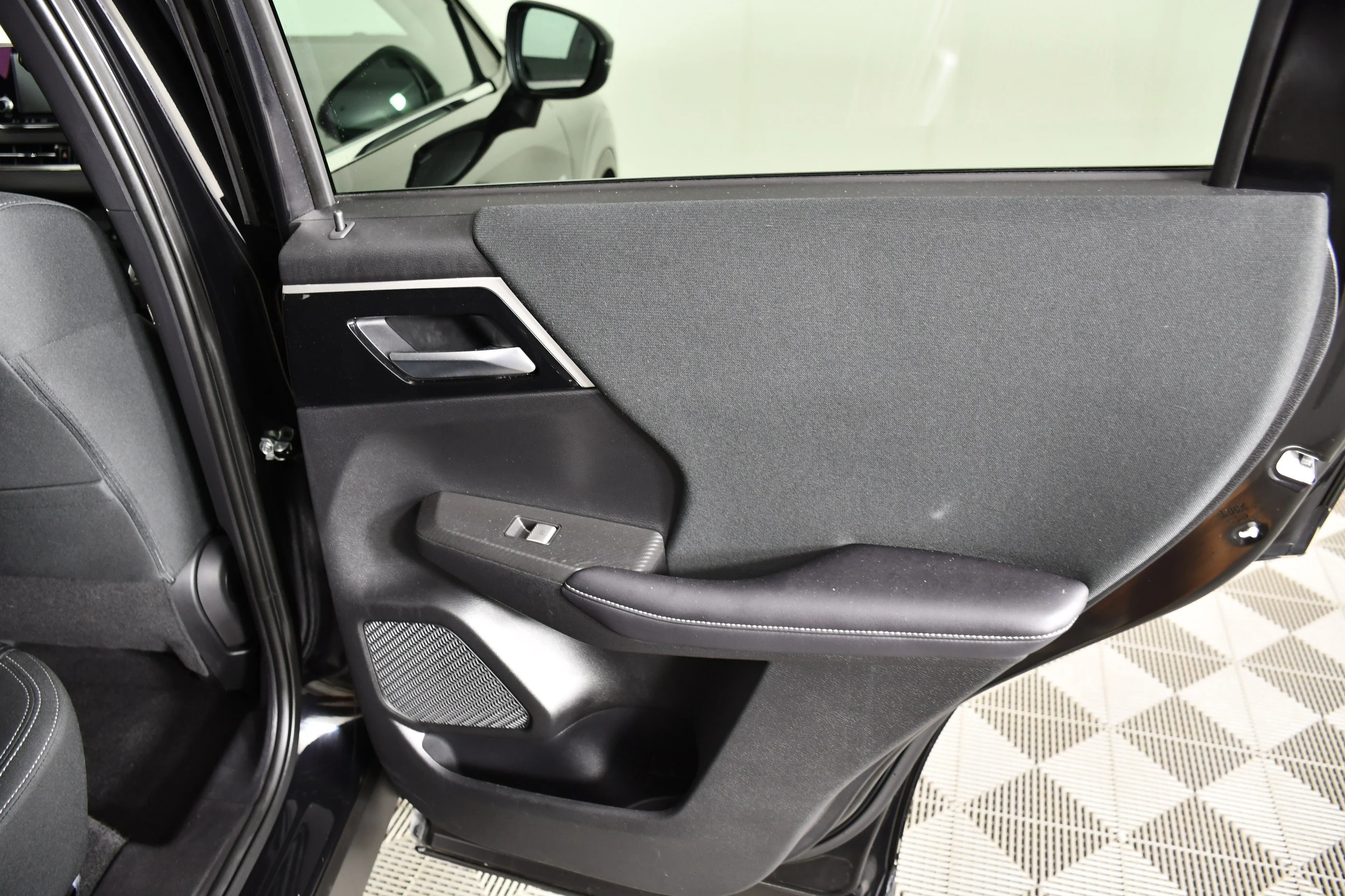Certified Used 2025 Labrador Black Pearl Mitsubishi ES image 41