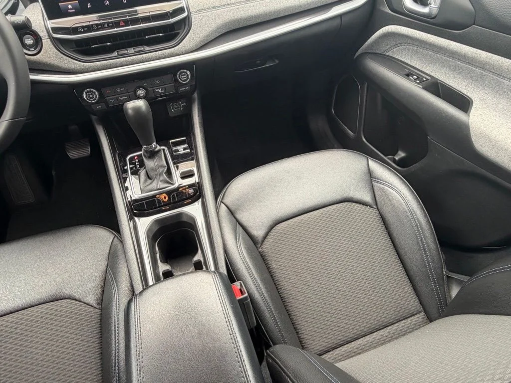 Used 2024 White Jeep Latitude image 12