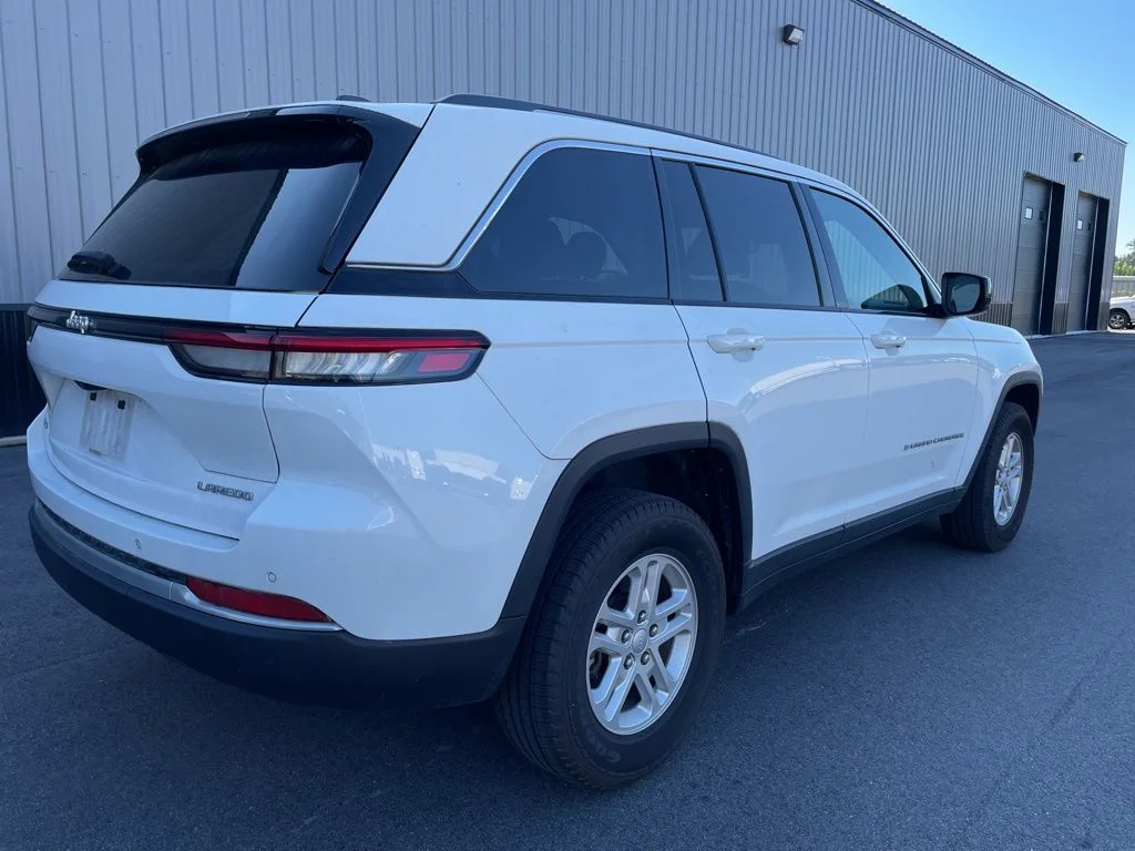 Used 2023 White Jeep Laredo image 5